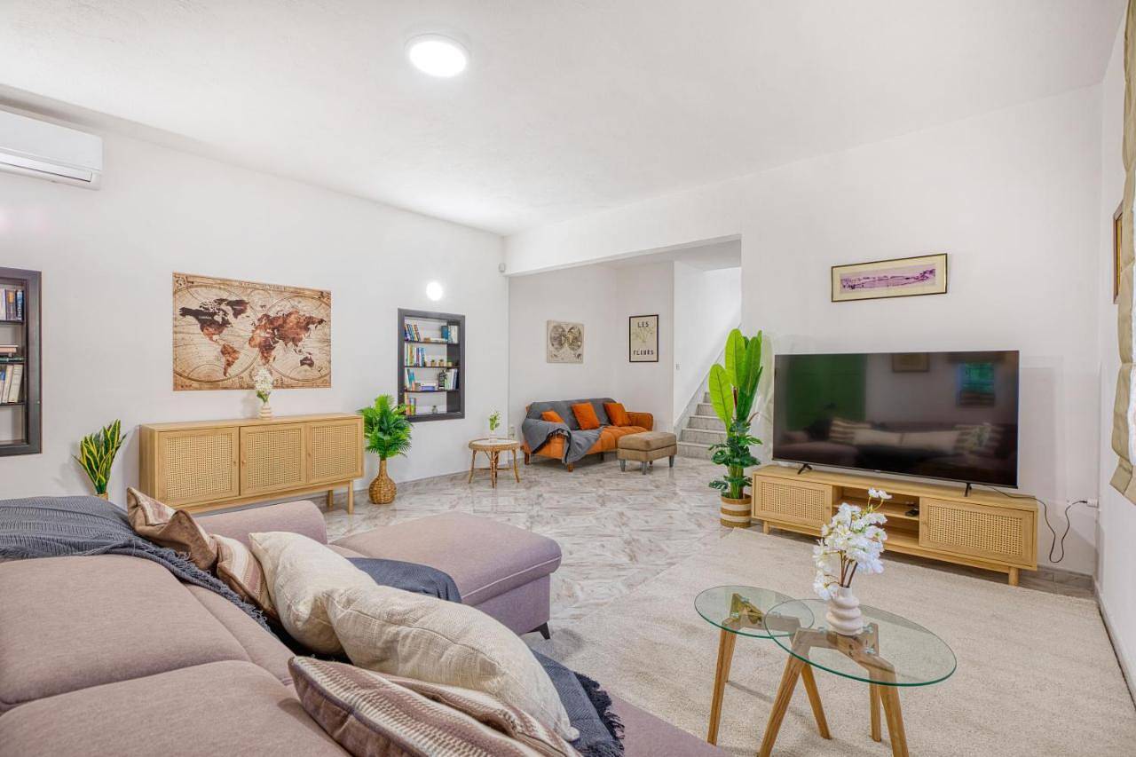 Luxury Villa Sea Views Heart of St Julians in Paceville, San Giljan