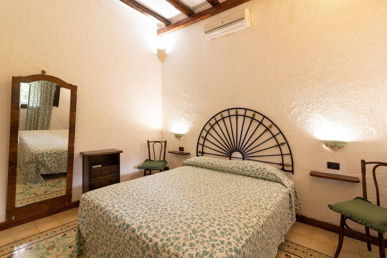 Appartement entier, Appartement 'Tenuta Donna Vittoria Edera' avec vue sur la montagne, Wi-Fi et climatisation in Trapani, Province de Trapani