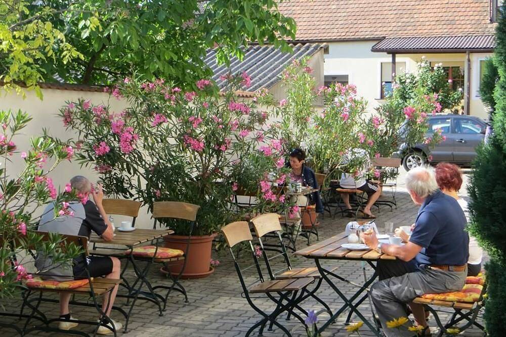 Dreibettzimmer mit Dusche, Wc - Gästehaus Elfriede in Mörbisch am See, Leithaberg