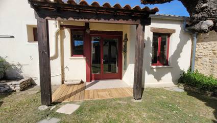 Gîte pour 4 personnes, avec jardin ainsi que terrasse et piscine à Rousson