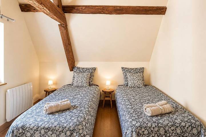 Gîte de la Mare Ronde - Maison de Groupe 3 à 19 Personnes - Piscine Privée in Yvré-l'Évêque, Sarthe