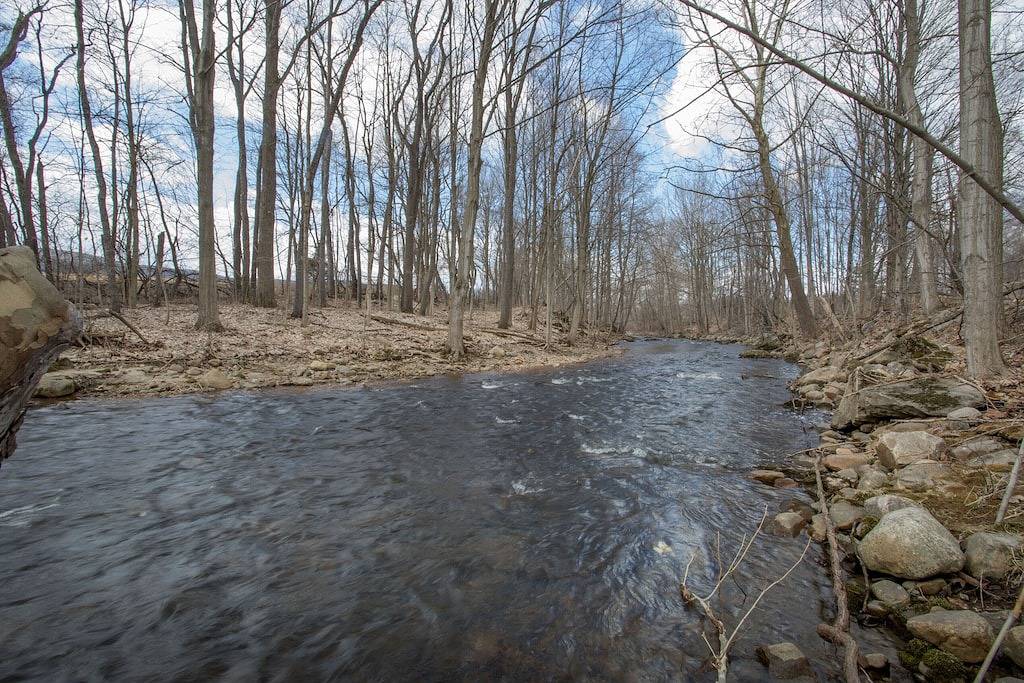 Geräumiges Haus schmiegt sich entlang des Blackberry River in der Northwest Corner of Ct. in Litchfield County