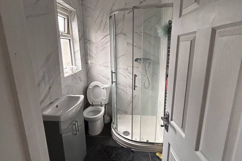 Private Loft- Direct Travel to Central Ldn and Heathrow in Ealing, London