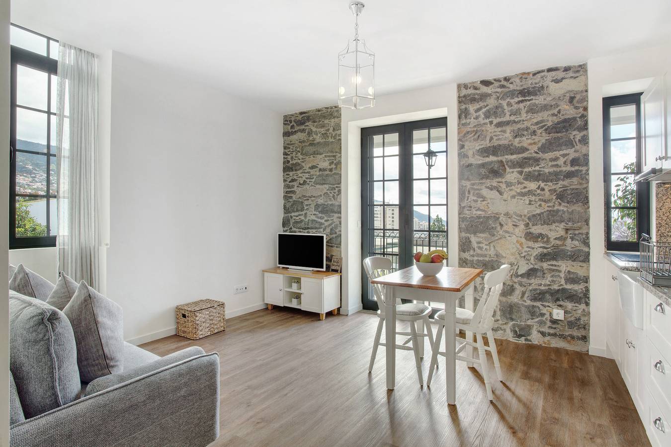 Entire studio, Studio Apartment '4' with Sea View, Shared Pool and Wi-Fi in São Martinho, Madeira