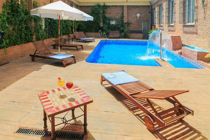 Hotel für 3 Personen, mit Terrasse und Pool, mit Haustier in Bellavista (Sevilla)