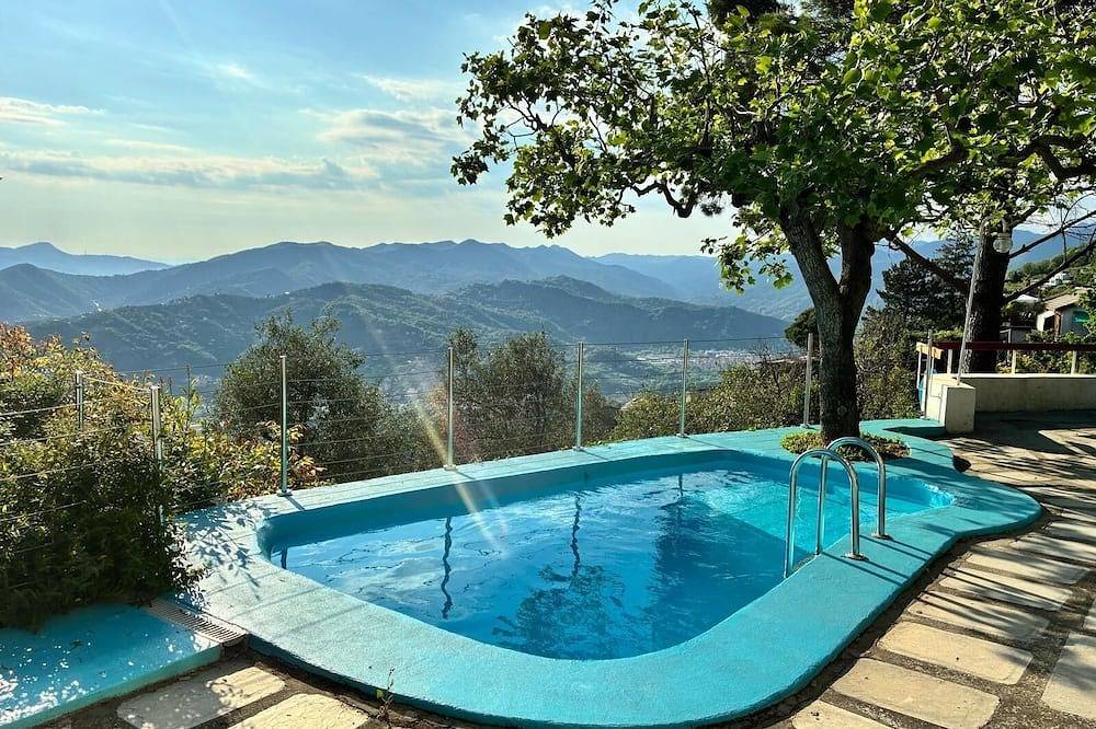 The Cin: villa with swimming pool surrounded by forest. Fabulous sea view. in Cogorno, Riviera di Levante