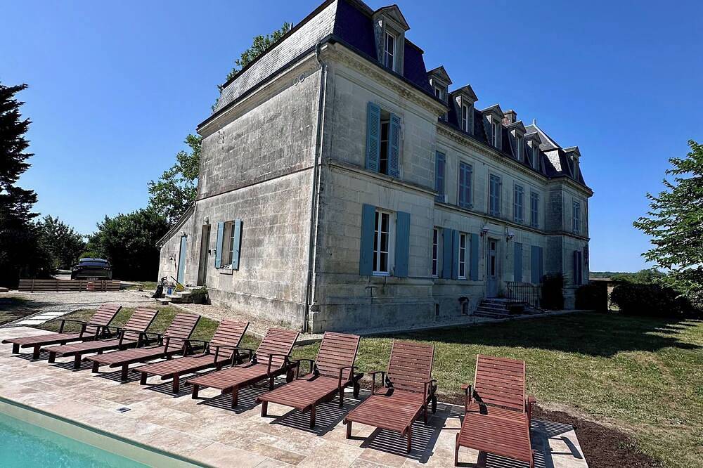 Château proche de Saintes et Cognac, 15 couchages avec piscine chauffée in Saint-Sever-de-Saintonge, Région de Saintes