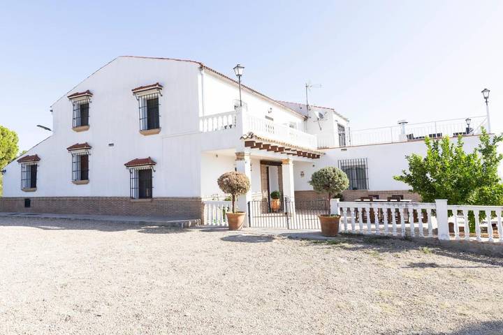 Casa rural para 19 personas, con Balcón y Terraza además de Jardín y Piscina en Arjona - 2