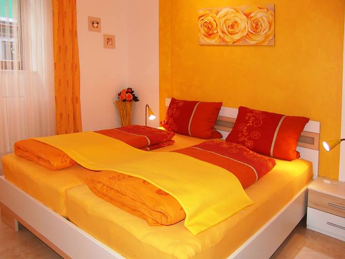 Ganze Ferienwohnung, Ferienwohnung Holzmann - Ferienwohnung 43 qm, 1 Schlafzimmer, 1 Wohn-/Schlafzimmer, max. 2 Erw. + 1 Kind in Iphofen, Fränkisches Weinland