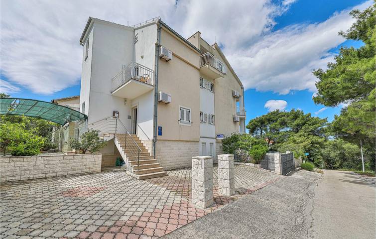 Cozy Sea View Apartment with Pool and Terrace, 900m to Stari Porat Beach in Okrug Donji, Ciovo