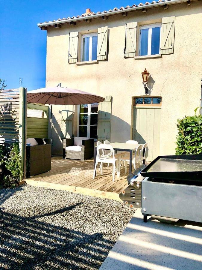 Location de vacances pour 2 personnes, avec Terrasse ainsi que Jardin et Piscine à Mézières-sur-Issoire