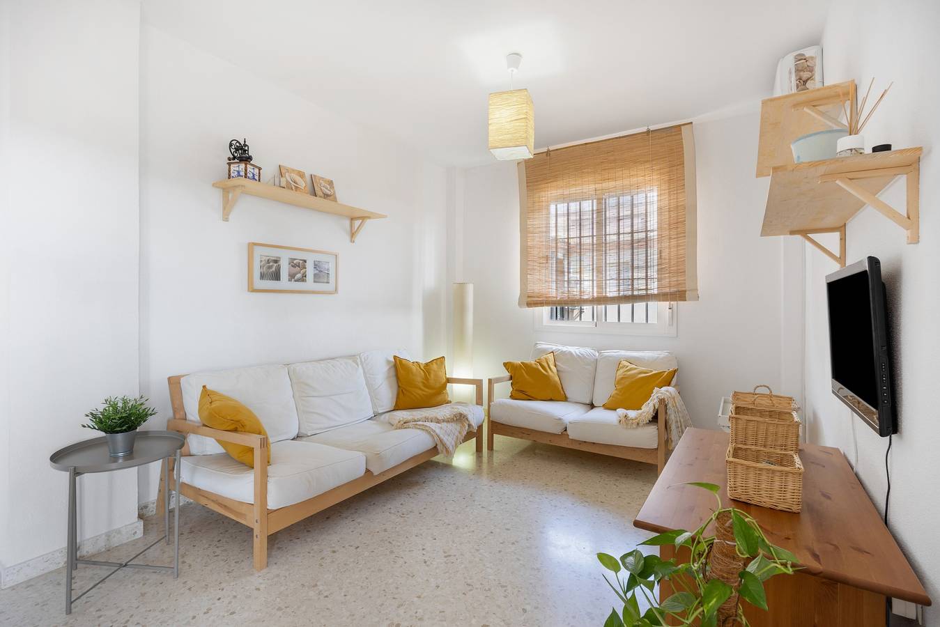 Appartement entier, Appartement 'Camaleón 7' avec piscine partagée, terrasse privée et climatisation in Chipiona, Costa de la Luz