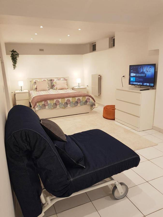 Two-Bedroom House in Les Pavillons-sous-Bois, Seine-Saint-Denis