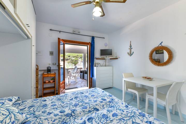 Estudio entero, Apartamento 'Villa Oda - Monolocale Sul Mare' con vistas al mar, Wi-Fi y aire acondicionado in Spiaggia Pareti (Pareti), Capoliveri