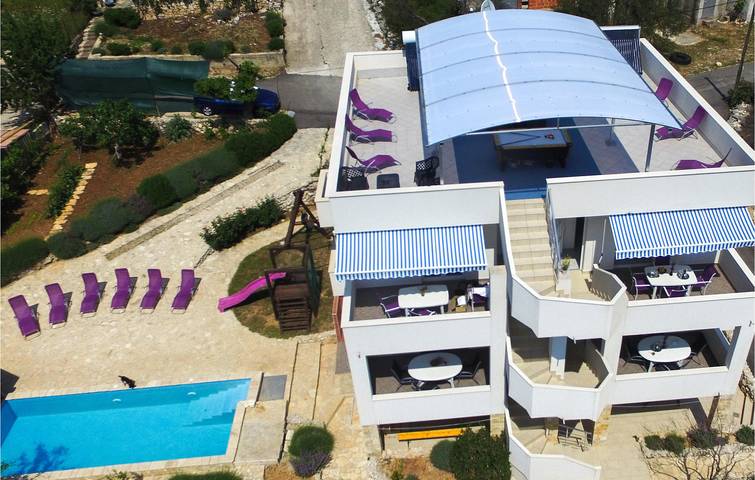 Location de vacances pour 20 personnes, avec jardin ainsi que piscine et terrasse, animaux acceptés à Rogoznica - 2
