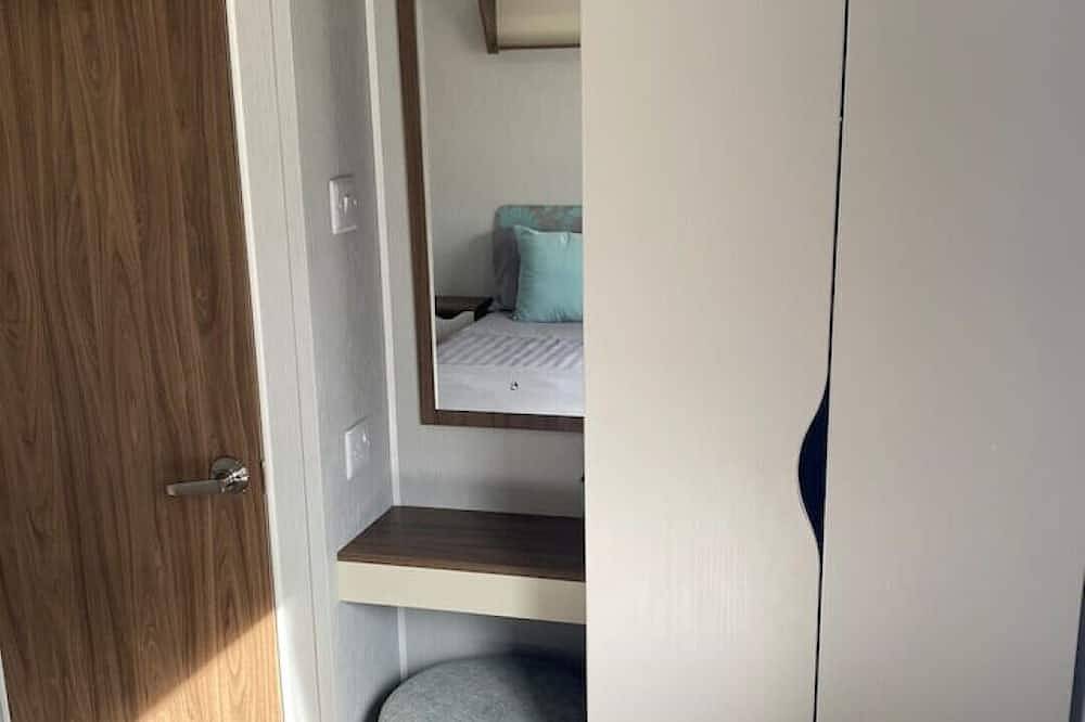 Deluxe, Spacious, Modern 3 Bedroom Holiday Home, Large Enclosed Decking Veranda in Edinburgh and Lothian
