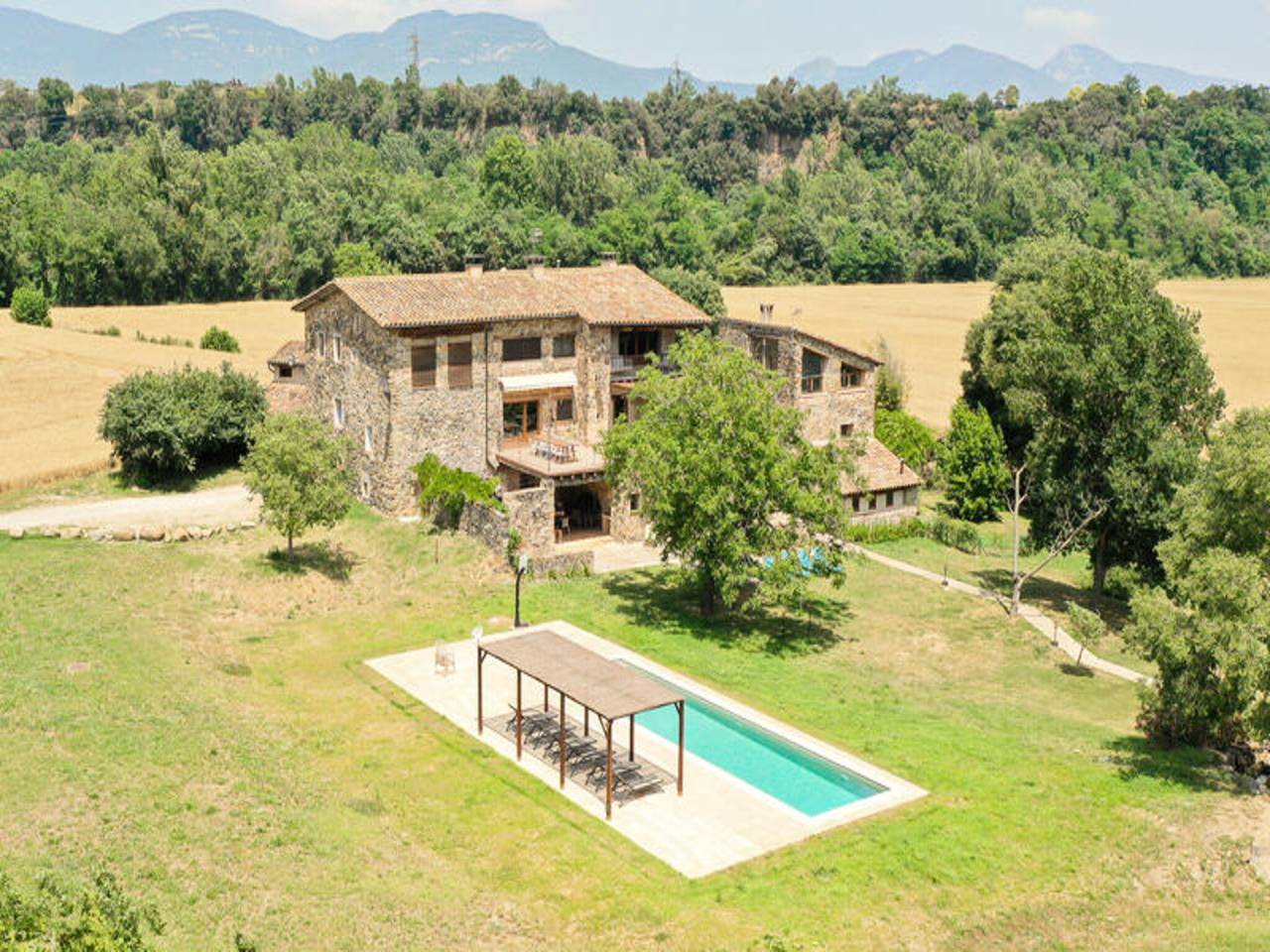 Apartamento entero, Casa en La Garrotxa con piscina de agua salada in Montagut y Oix, Garrotxa