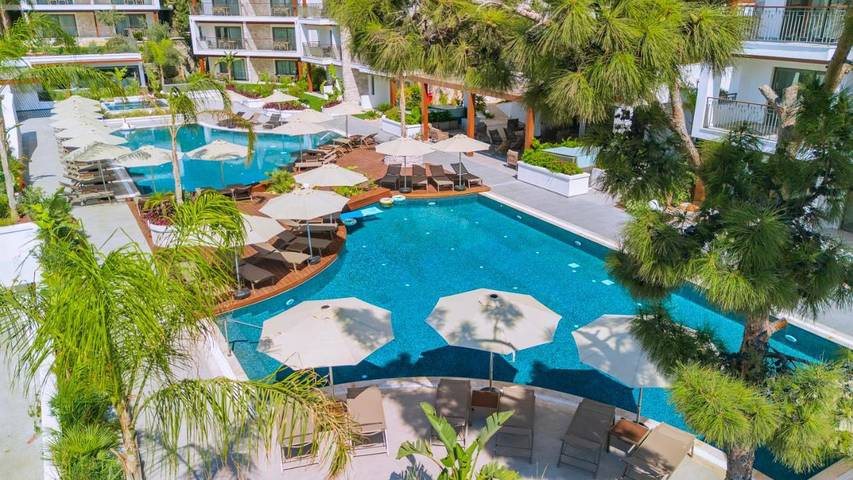 Appart’hôtel pour 2 personnes, avec piscine et jardin ainsi que terrasse et vue