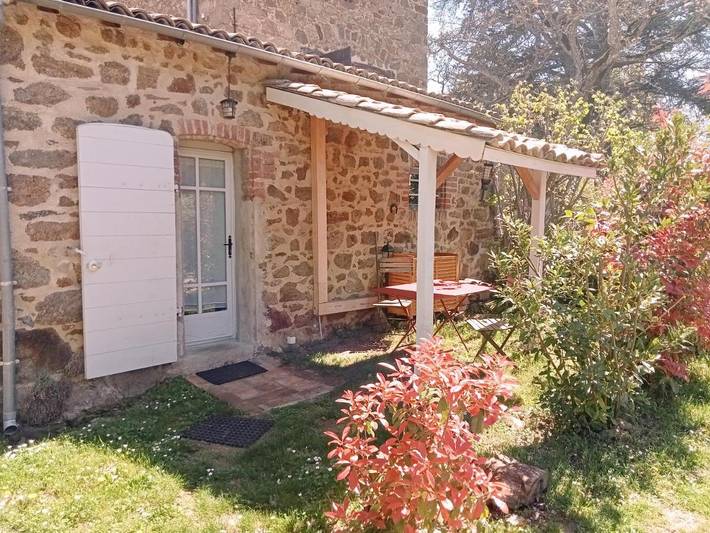 Location de vacances pour 2 personnes, avec vue ainsi que jardin et piscine dans Safari Peaugres