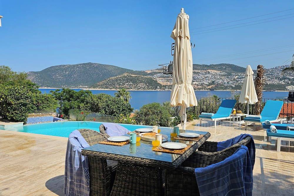 Luxusvilla am Meer mit zwei Schlafzimmern. Atemberaubender Infinity-Pool mit Meerblick. Gratis Wifi in Kaş, Provinz Antalya
