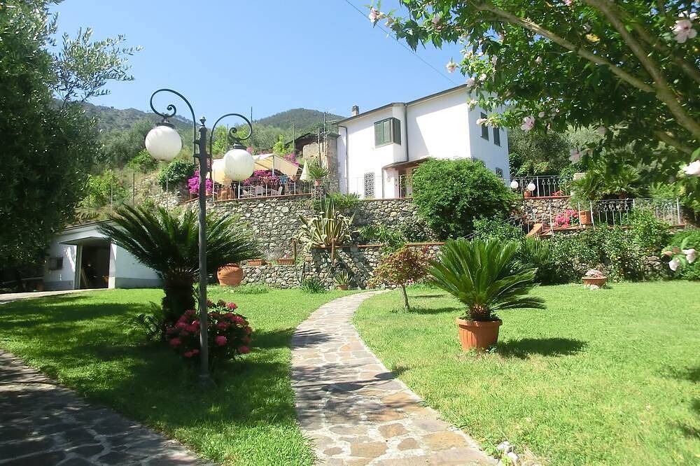 Villa mit Garten und herrlichem Meerblick. Parkplatz und kostenloses Wlan. in Monterosso al Mare, Monterosso al Mare Gemeinde