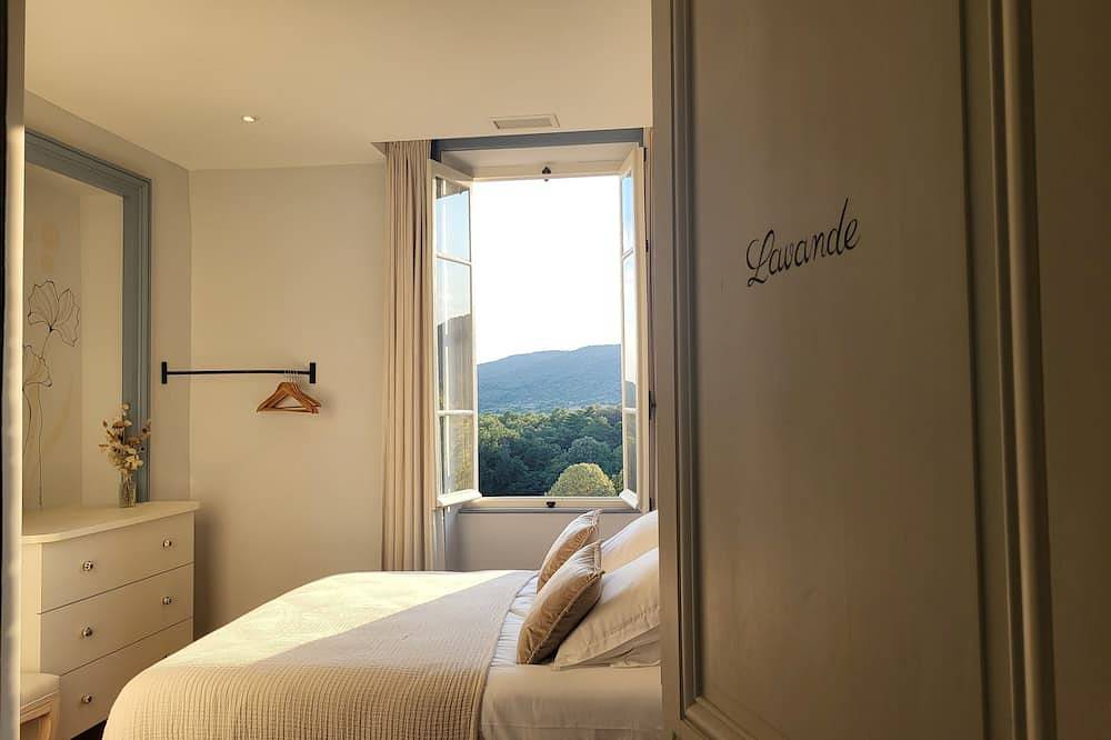 Grand Domaine Avec Piscine, à 8km des Gorges de l' Ardèche, 23 Personnes in Lagorce, Ardèche