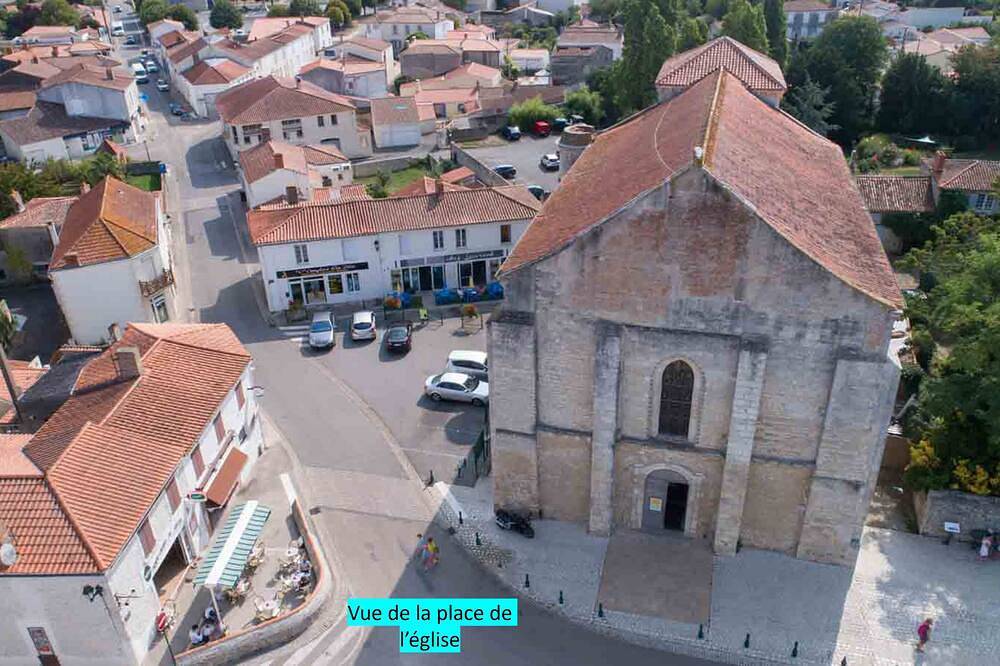 Maison Ancienne Avec 1 Chambre et son Petit Jardin, Plein Centre D'angles in Angles, Vendée