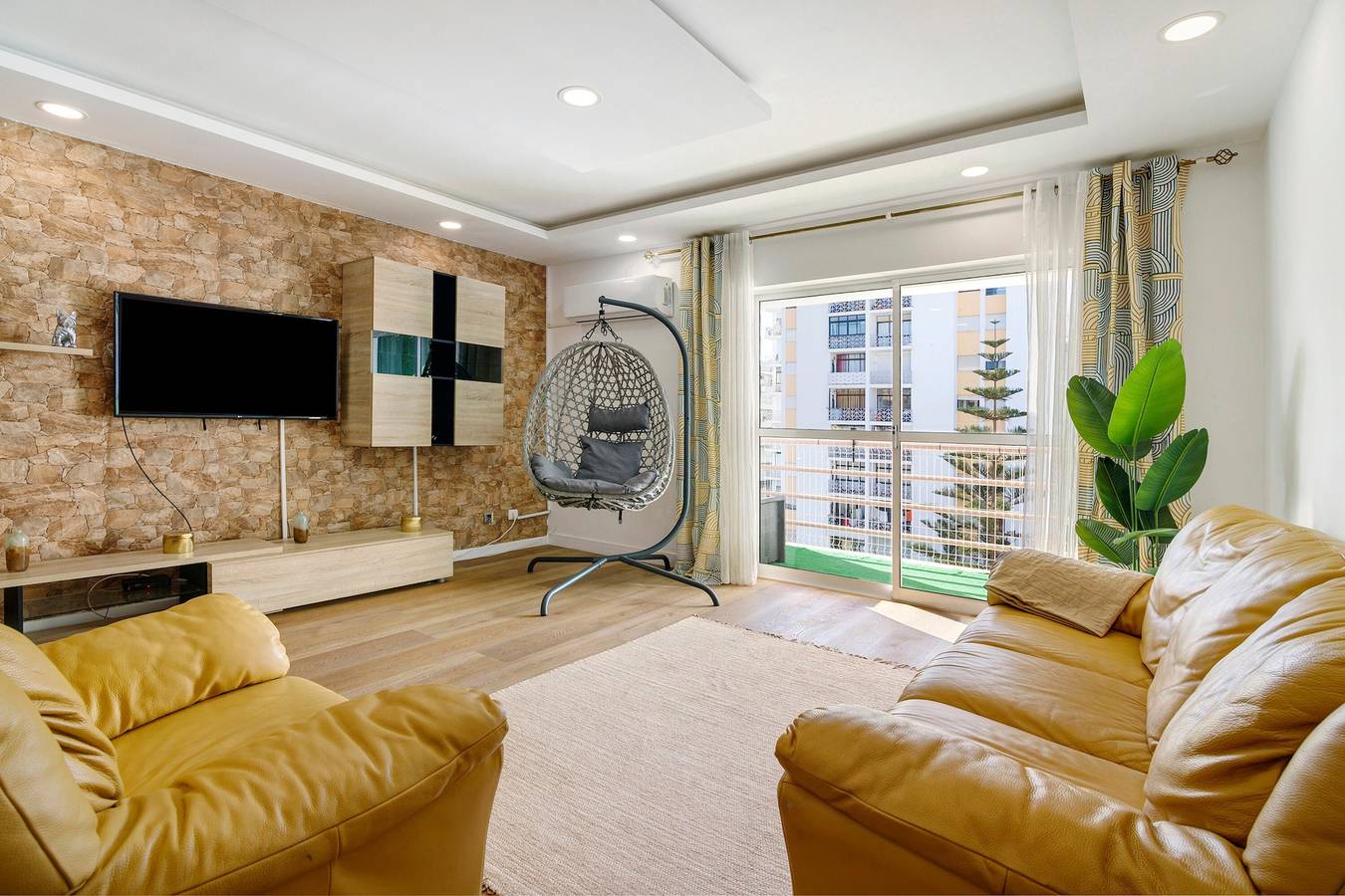 Entire apartment, Apartment 'Churrasco e Praia – 200m Away' with Balcony, Wi-Fi and Air Conditioning in Armação de Pêra (costa), Armação de Pera