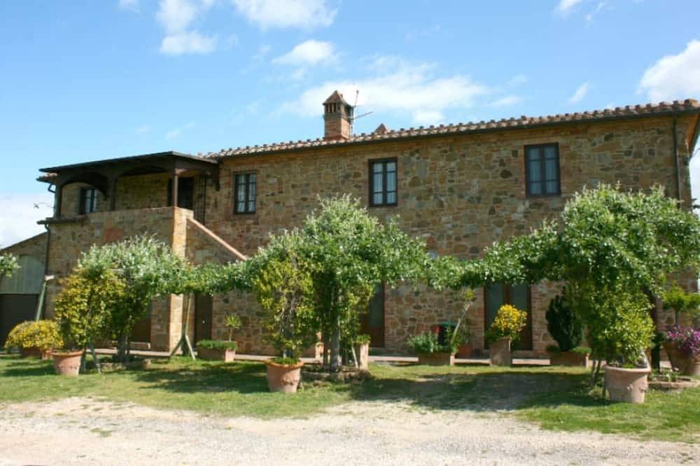 Beautiful Villa for 15. Panoramic sitting area. Pool, Tennis, table tennis, children playground, in Torrita di Siena, Siena Provinz