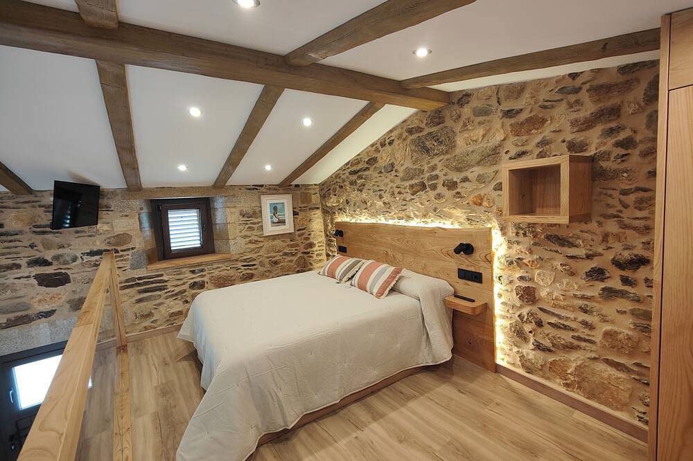 Near Santiago de Compostela, restored century-old rural house with terrace in Vedra, La Coruña Province