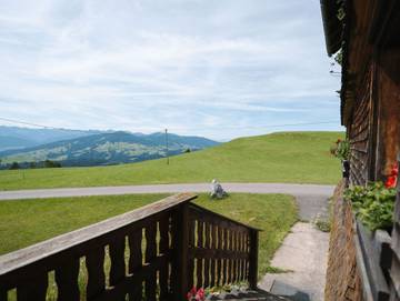 Bauernhaus für 8 Personen, mit Terrasse und Garten sowie Ausblick, kinderfreundlich im Bregenzerwald