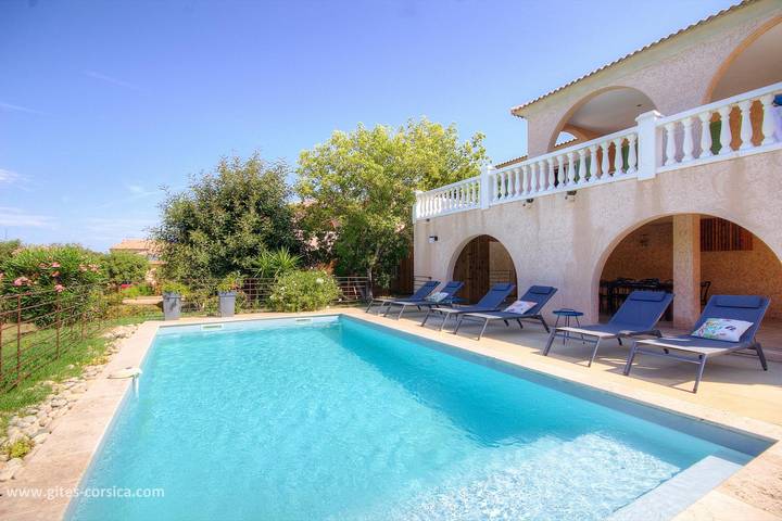 Gîte pour 8 personnes, avec Terrasse et Jardin ainsi que Piscine et Vue