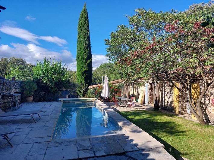 Location de vacances pour 8 personnes, avec jardin ainsi que vue et piscine à Ferrières-les-Verreries