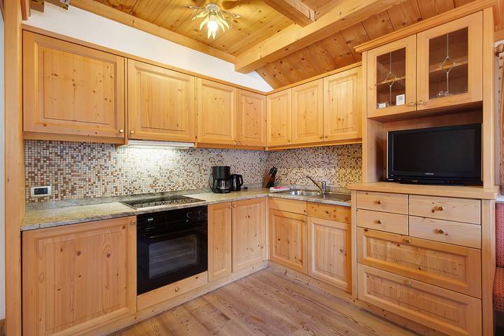 Entire apartment, Apartment "Ciasa Mirio Pars" with Mountain View, Wi-Fi & Balcony in Rumestluns, La Val