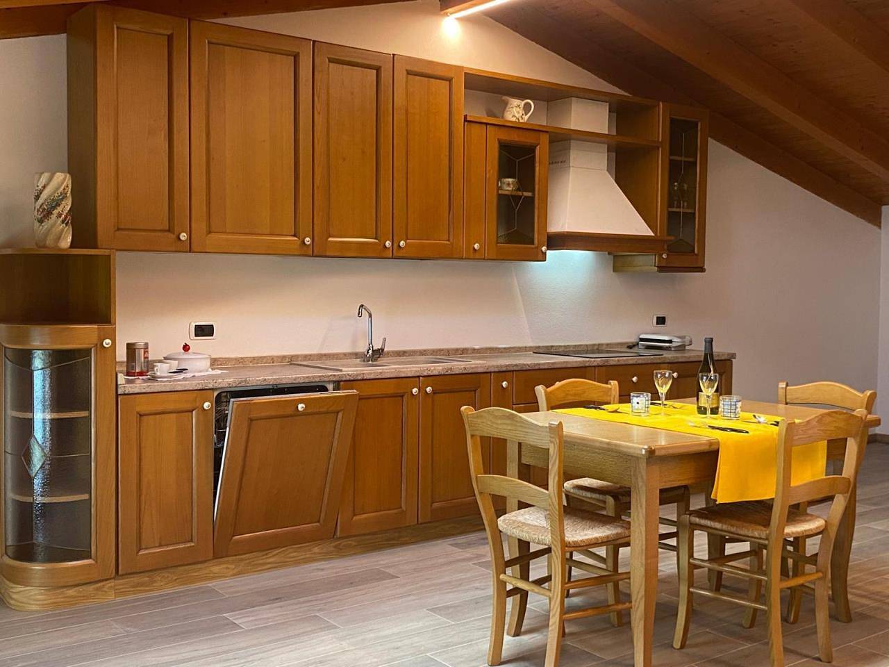 Ganze Wohnung, Residenz Villa Gianna Dreizimmer-Dachwohnung mit Seeblick für 4 Personen in Limone sul Garda, Gardasee-Berge