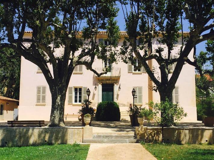 Location de vacances pour 6 personnes, avec jardin ainsi que vue et bassin pour enfant à Hyeres
