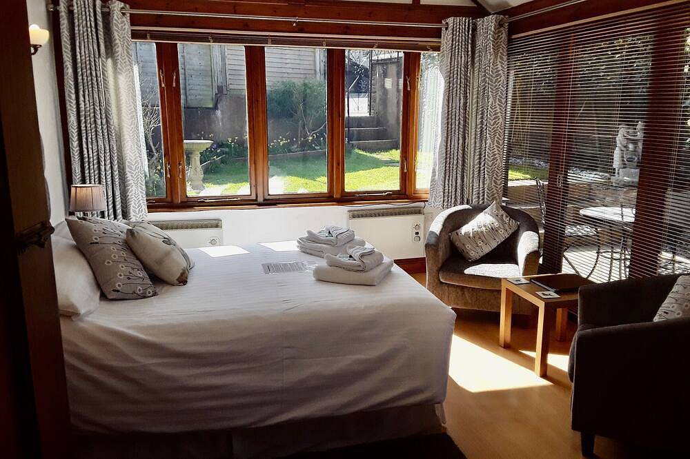 Entire apartment, Whortleberry Studio - delightful bright airy ensuite B&B in Porlock, Somerset