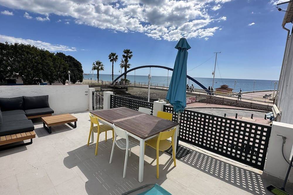 Ronnies Beach House, nice 2 bedroom house with a big rooftop with great seaview in Playa del Palo, Malaga