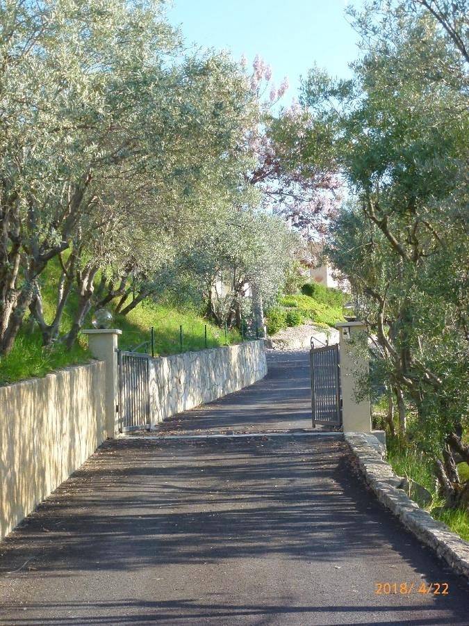 Location de vacances pour 2 personnes, avec jardin ainsi que piscine et vue à Volx - 3