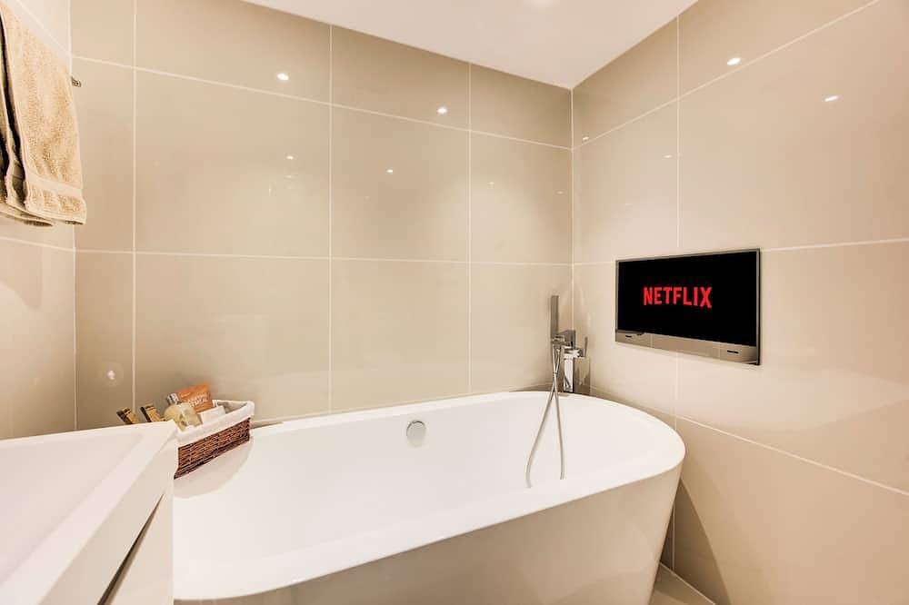 Ganze Wohnung, Writer’s Corner | Luxury 1-Bed with Private Terrace & Parking in Redbridge, London