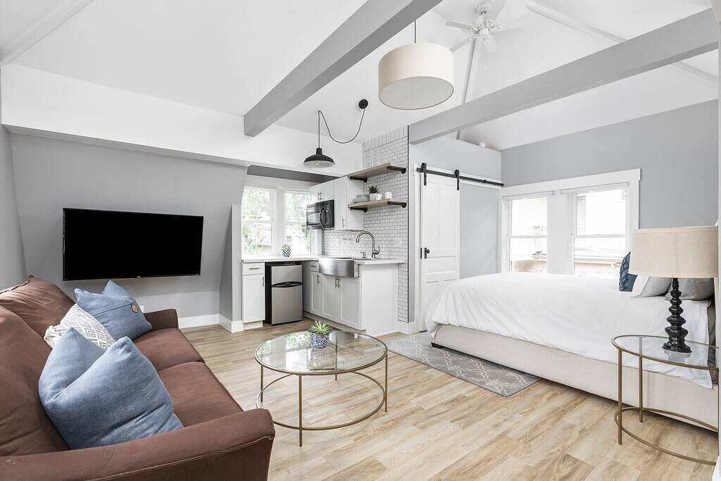 Modern Carriage Home Minutes from Indy Attractions in North Indianapolis, Indianapolis