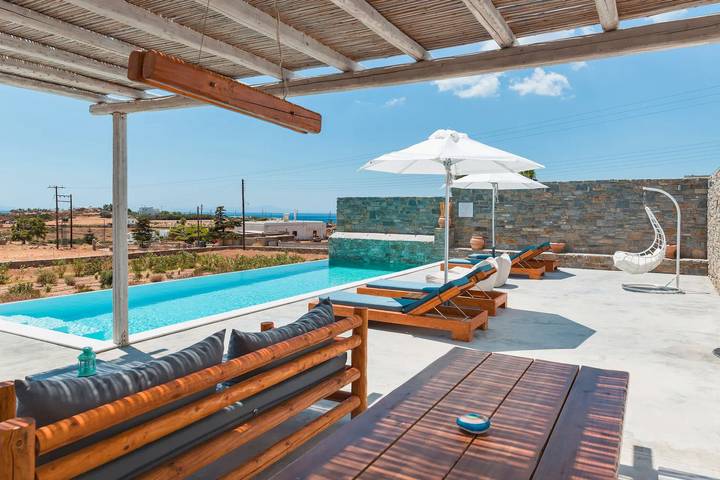 Villa pour 16 personnes, avec vue sur l’océan ainsi que jardin et terrasse dans Paros
