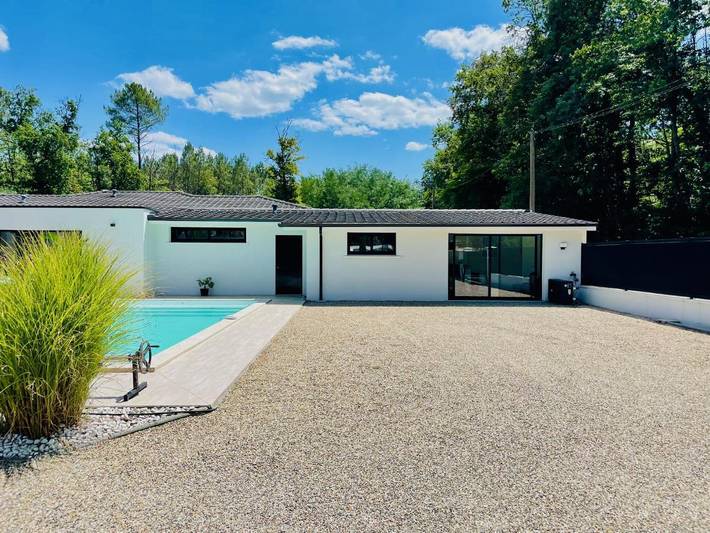 Gîte pour 4 personnes, avec terrasse ainsi que jardin et piscine à Saint-Selve - 4