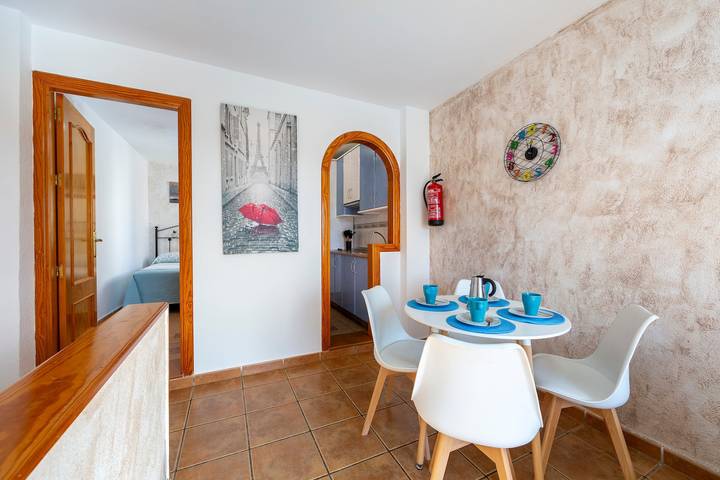 Apartamento entero, Apartamento 'Maracas 2' con vistas a la montaña, terraza privada y aire acondicionado. in Pozo de los Frailes, Níjar