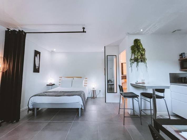 Gîte pour 4 personnes, avec vue et jardin à Laveyron