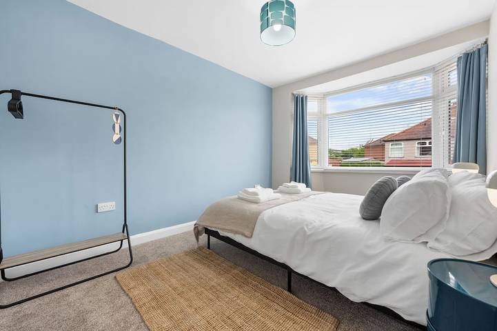 Modern 3 bed home ideally located close to Coventry City Centre, w/parking in Coventry, Birmingham Area