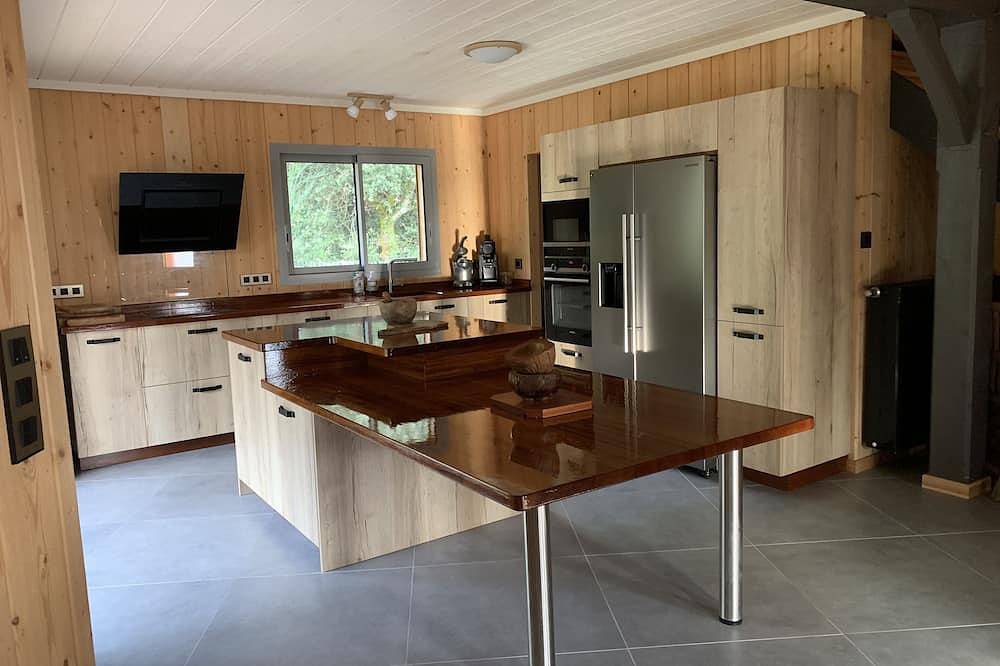 Wooden villa in the heart of nature + heated pool + spa + ocean pools in Soulac in Le Verdon-sur-Mer, Regionaler Naturpark Médoc