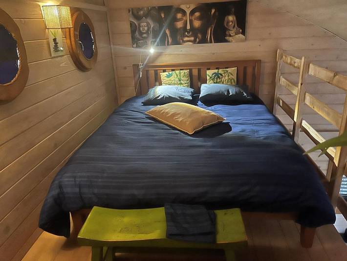 Location de vacances pour 2 personnes, avec Jacuzzi et Terrasse ainsi que Jardin et Piscine à Gussignies