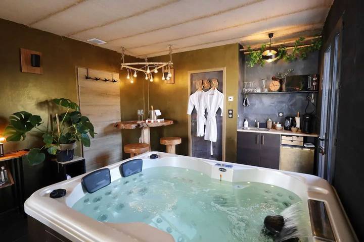 Location de vacances pour 8 personnes, avec terrasse et piscine à Fontvieille - 4