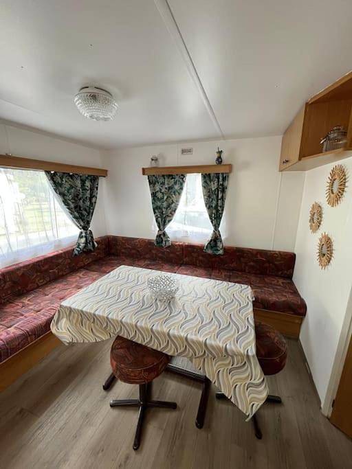 Camping pour 6 personnes, avec Terrasse et Jardin ainsi que Bassin pour enfant et Piscine